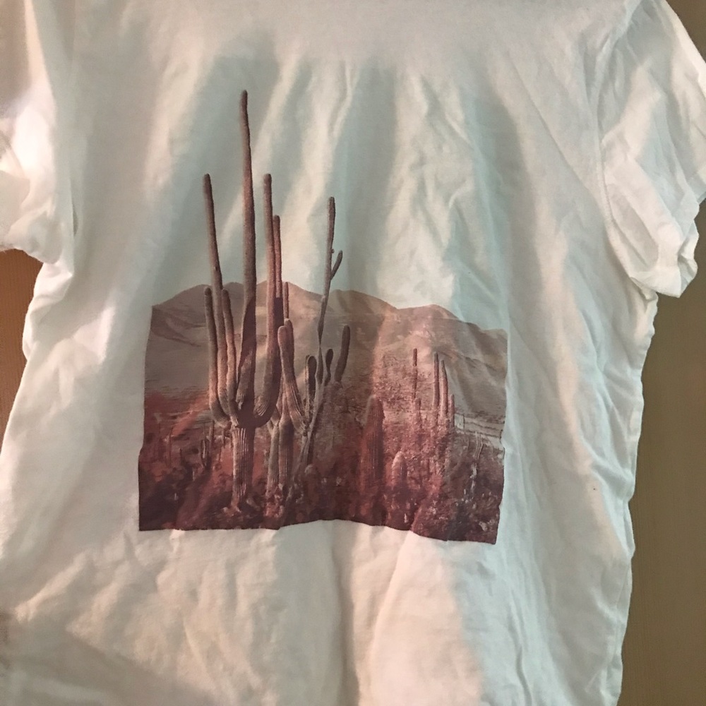 UNIVERSAL THREAD T SHIRT
